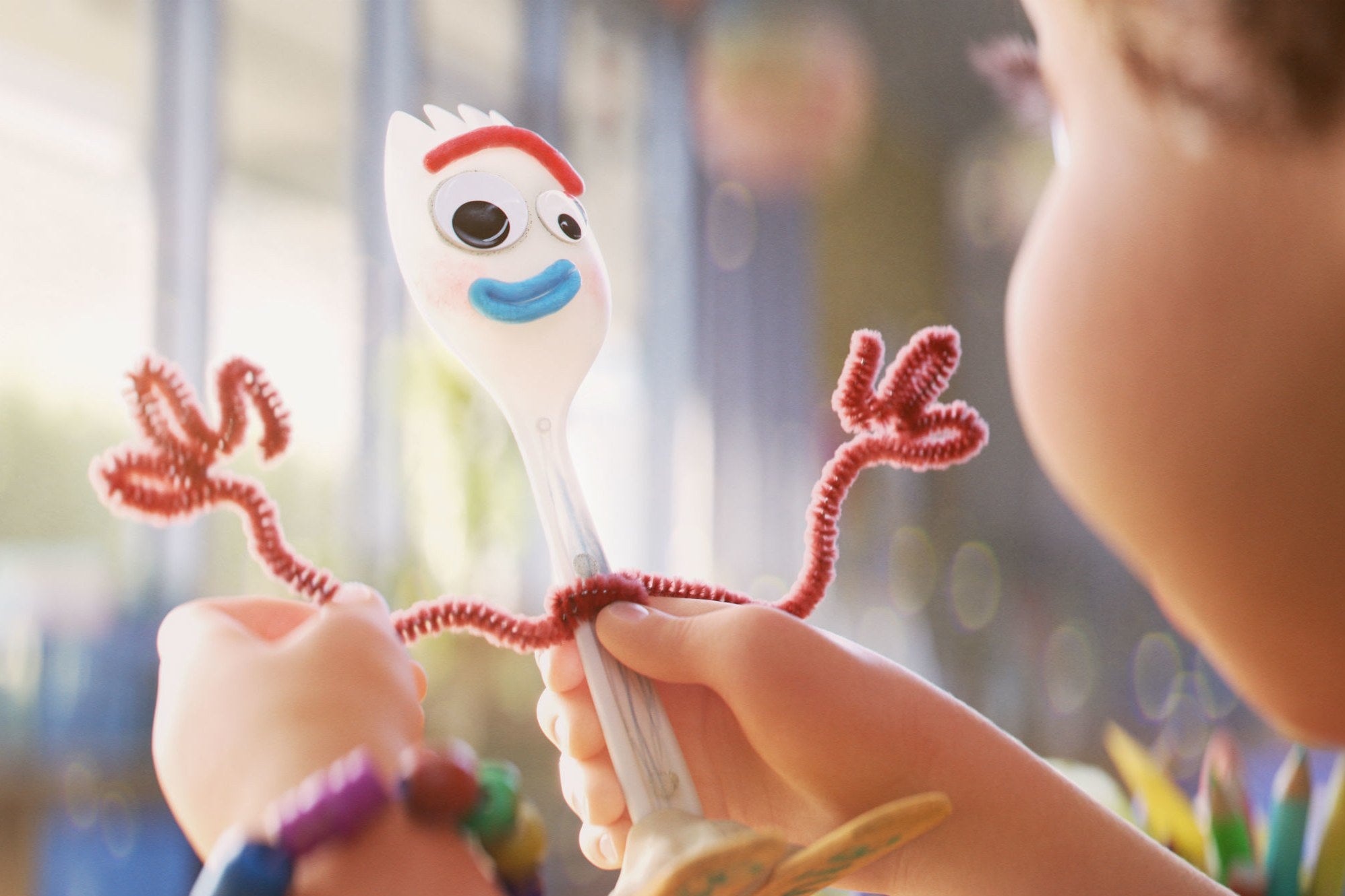 FORKY HACE UNA PREGUNTA | El personaje, que se incorporó a la saga Toy Story en su cuarta entrega, protagoniza ahora su propia ficción en la que resuelve dudas comunes entre los más pequeños, como qué es el amor, el tiempo o el dinero. 