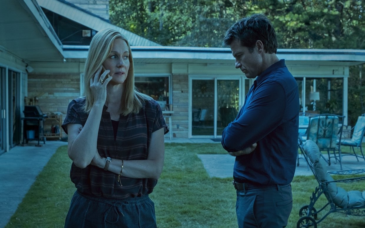 OZARK | La historia gira en torno a la familia Byrde, formada por el matrimonio de Marty y Wendy y sus dos hijos adolescentes, Charlotte y Jonah. ... Los Byrde se verán envueltos en el mundo clandestino del blanqueo de dinero ilegal para un cártel de drogas mexicano.