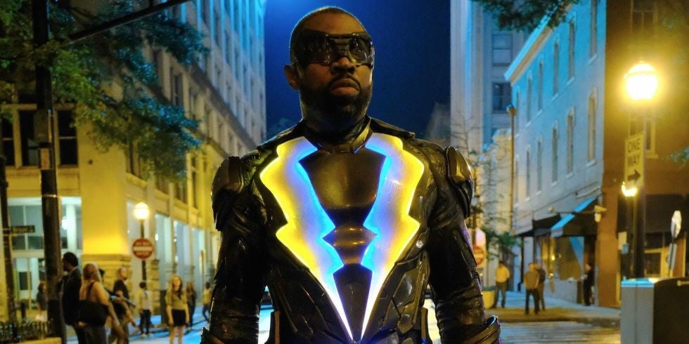 BLACK LIGHTNING | Jefferson Pierce vuelve a ser el superhéroe Black Lightning después de nueve años, con la intención de defender a su familia. Frente a él estará la banda The One Hundred, que ha provocado un aumento de la delincuencia y corrupción en su comunidad. 