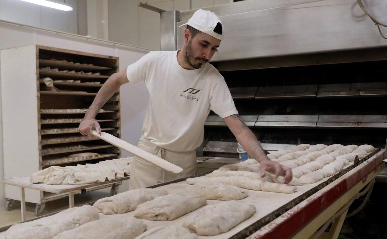 Un panadero trabaja en un horno de pan.