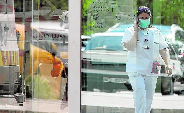 Personal sanitario en el entorno del Hospital La Fe de Valencia, ayer.