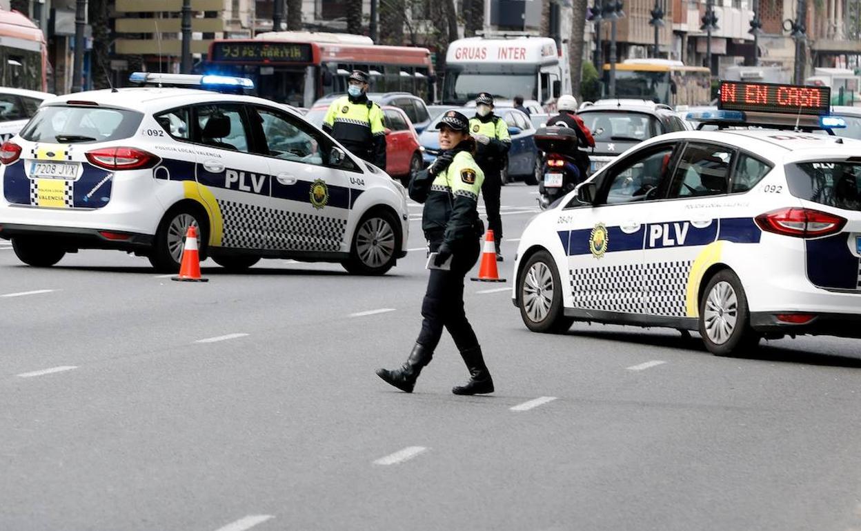 La Policía Local de Valencia, realizando controles en la ciudad este lunes.