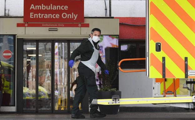 Un sanitario en el exterior del hospital de Saint Thomas en Londres