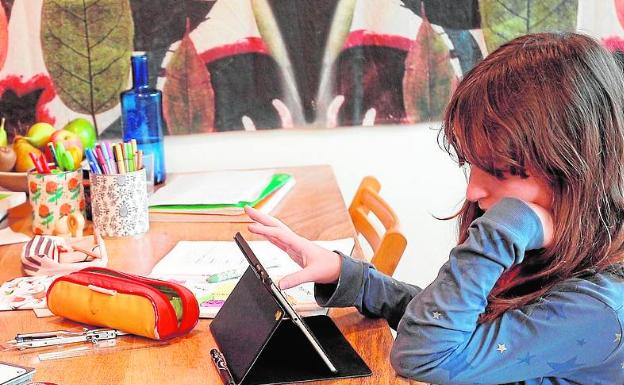 Una alumna trabajando con su tablet. 