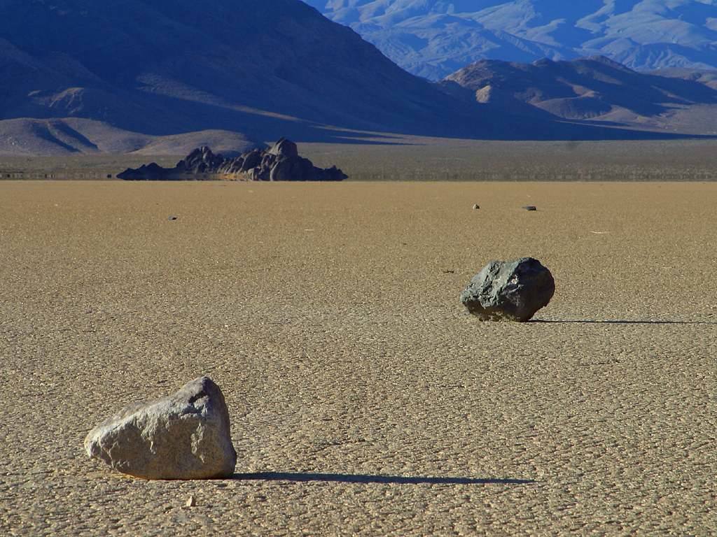 Piedras rodantes (Valle de la Muerte, California) | Fue un misterio durante muchos años, hasta que un científico de la NASA descubrió que los desplazamientos de estas piedras se producen por el hielo que se forma sobre ellas cuando bajan las temperaturas, que hace que floten sin problema cuando sopla el viento.