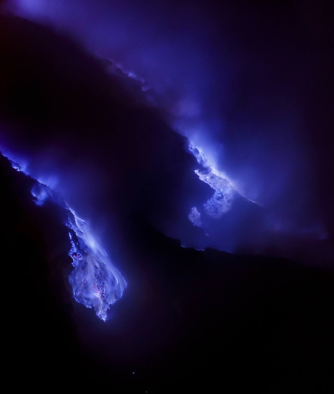 Fuego azul (Indonesia) | En la isla de Java se encuentra el volcán Kawah Ijen. La gran cantidad de azufre que contiene lo hace especial, ya que su combustión produce una impactante luz azul. 