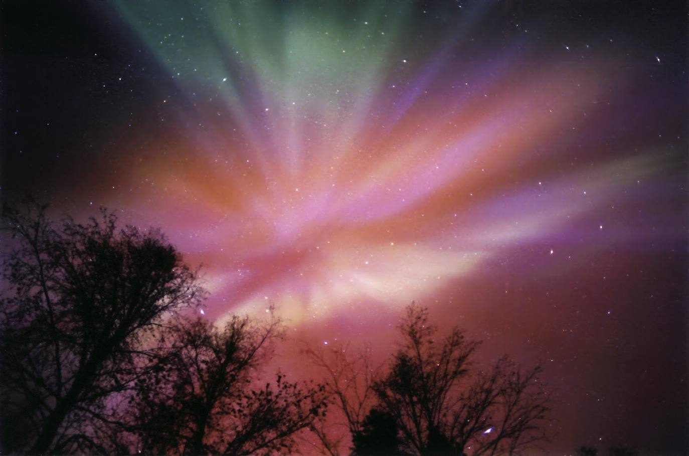 Aurora astral (Nueva Zelanda) | Este fenómeno atmosférico produce manchas de colores y curiosas formas en el cielo de diversas tonalidades, provocado por la radiación solar.