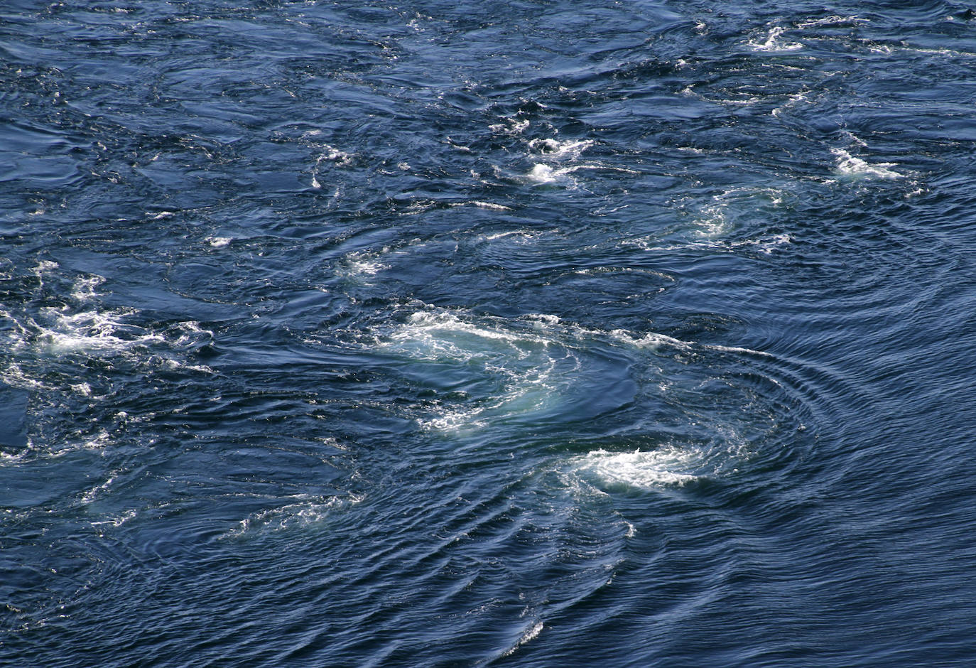 Saltstraumen (Noruega) | Los remolinos de agua que se forman en el mar de Noruega se producen por la corriente marina más potente del planeta y pueden llegar hasta los 5 metros de produndidad.