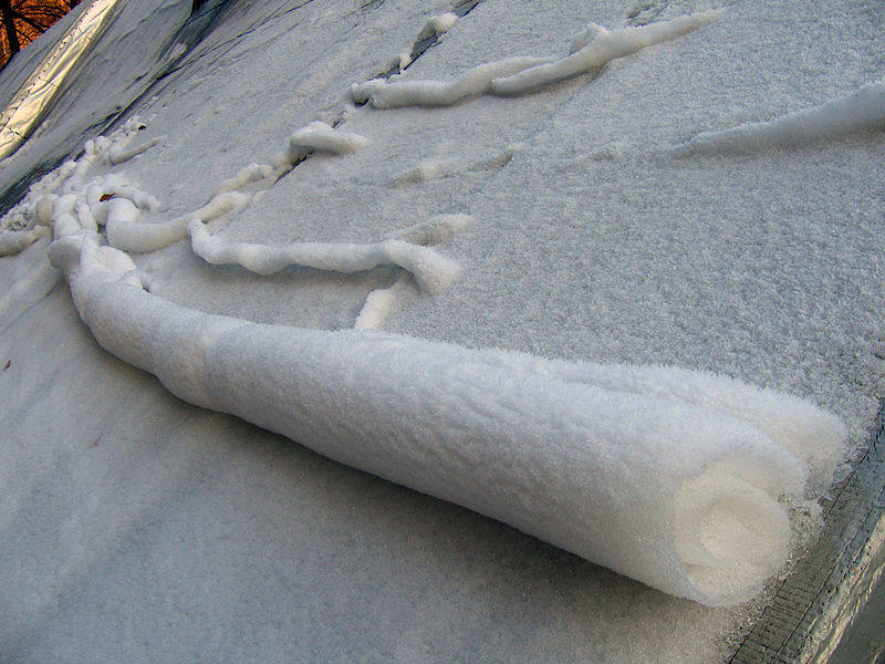 Snow rollers | Es el viento quien se encarga de formar estos 'rollos de nieve', que pueden alcanzar hasta los 70 centímetros de diámetro. Se forman cuando la superficie tiene una capa de hielo sobre la cual la nieve puede ser arrastrada, siempre que el viento sople lo suficientemente fuerte como para arrastrar los rollos de nieve, pero no demasiado como para moverlos deprisa.