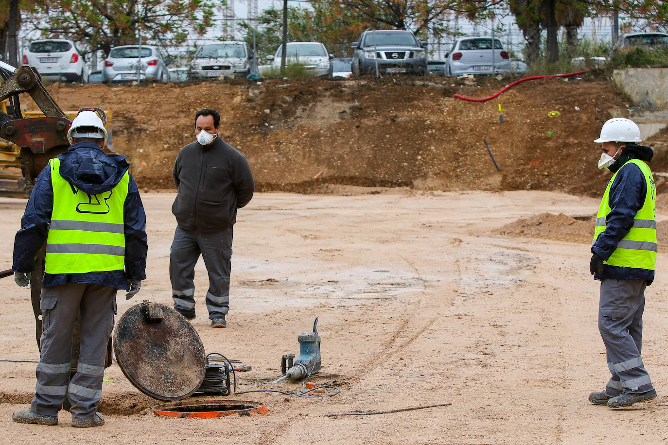 Obras para preparar el hospital de campaña junto a La Fe, en la segunda semana de estado de alarma.