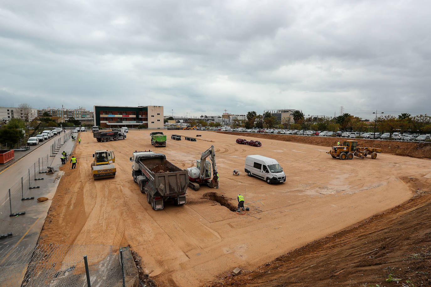 Obras para preparar el hospital de campaña junto a La Fe, en la segunda semana de estado de alarma.