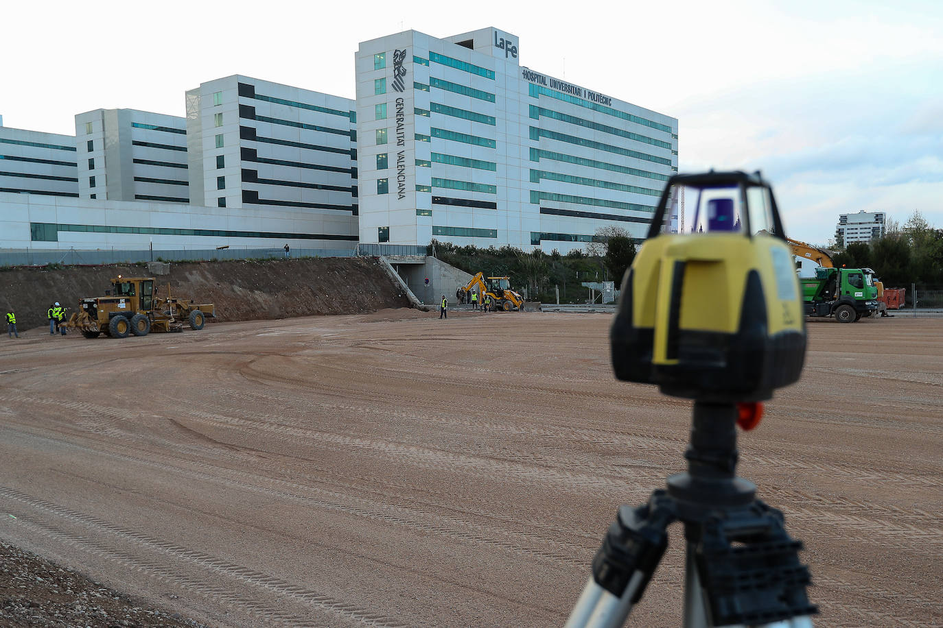 Obras para preparar el hospital de campaña junto a La Fe, en la segunda semana de estado de alarma.