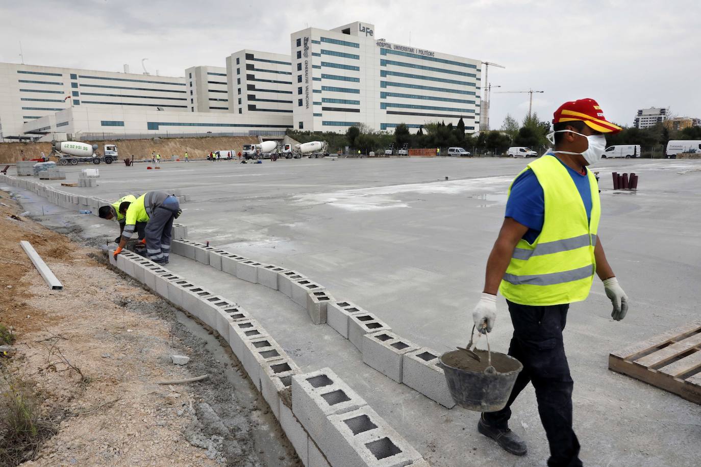 Obras para el hospital de campaña junto a La Fe tras la preparación del terreno.