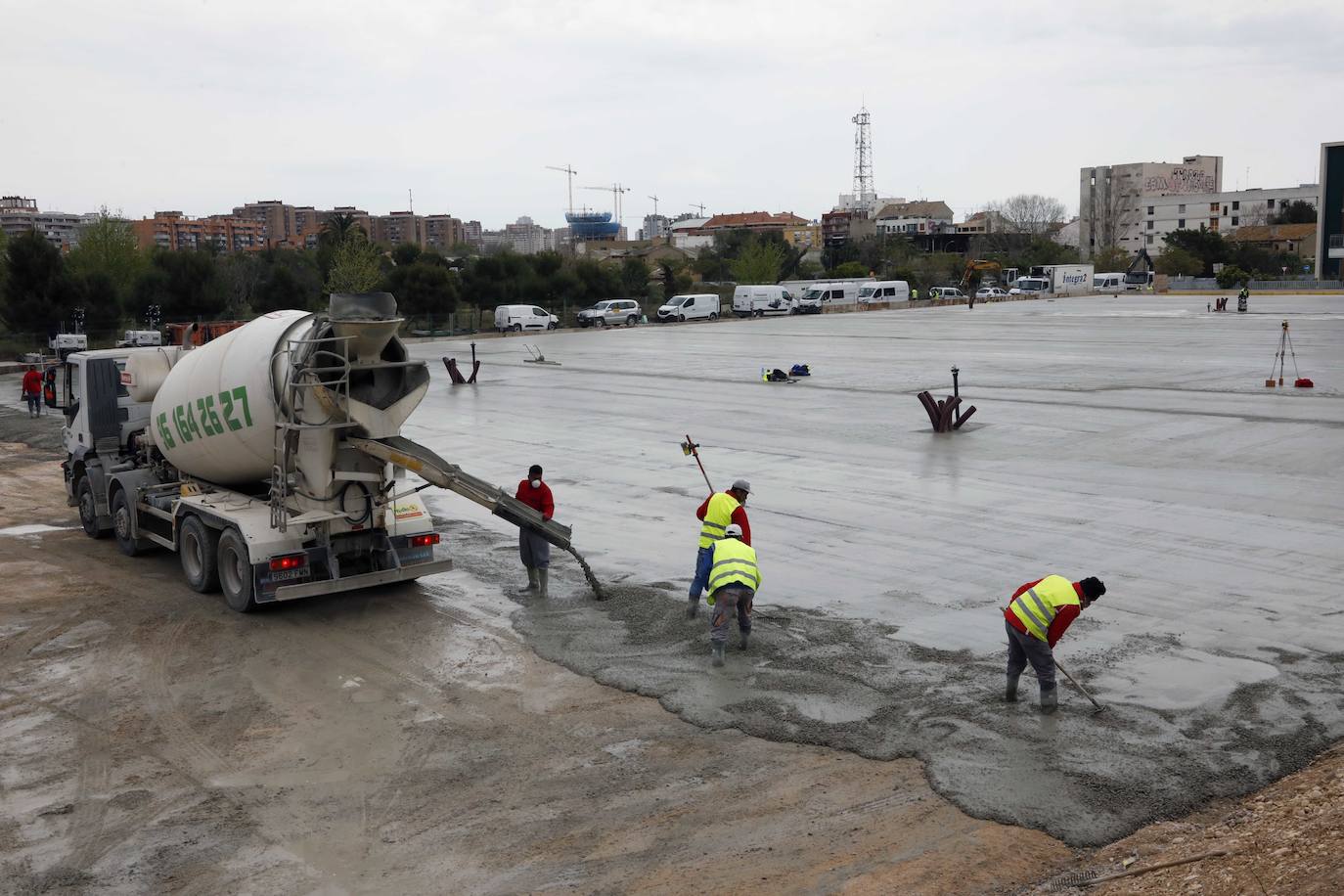 Obras para el hospital de campaña junto a La Fe tras la preparación del terreno.