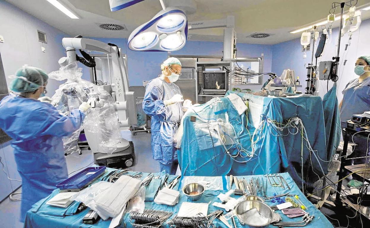 Interior de un quirófano en el Hospital de La Ribera en Alzira.