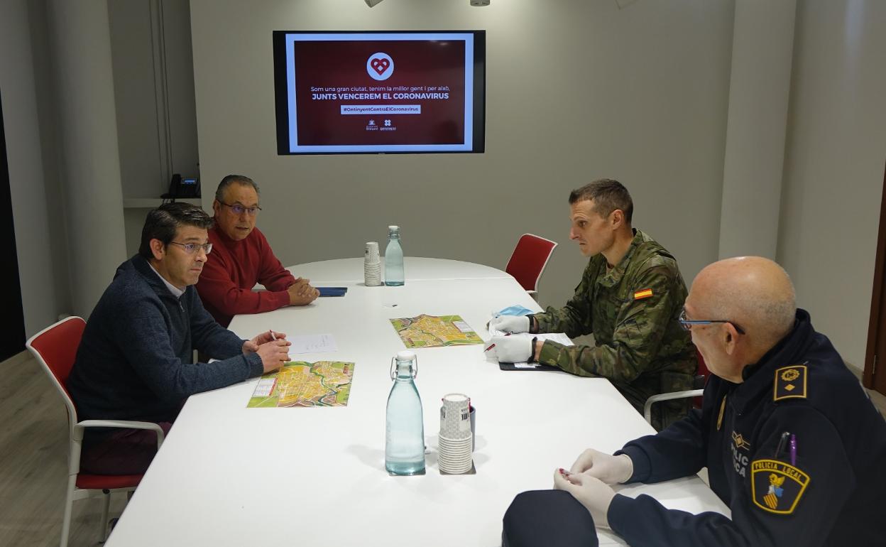 El alcalde de Ontinyent ha recibido al capitán del destacamento del Ejército de Tierra trasladado al municipio. 