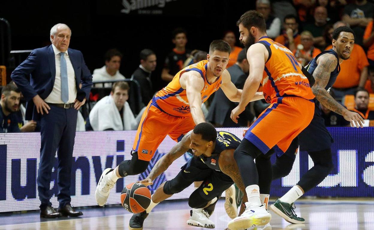Marinkovic y Dubljevic presionan a Nunnally durante un partido de Euroliga en la Fonteta.