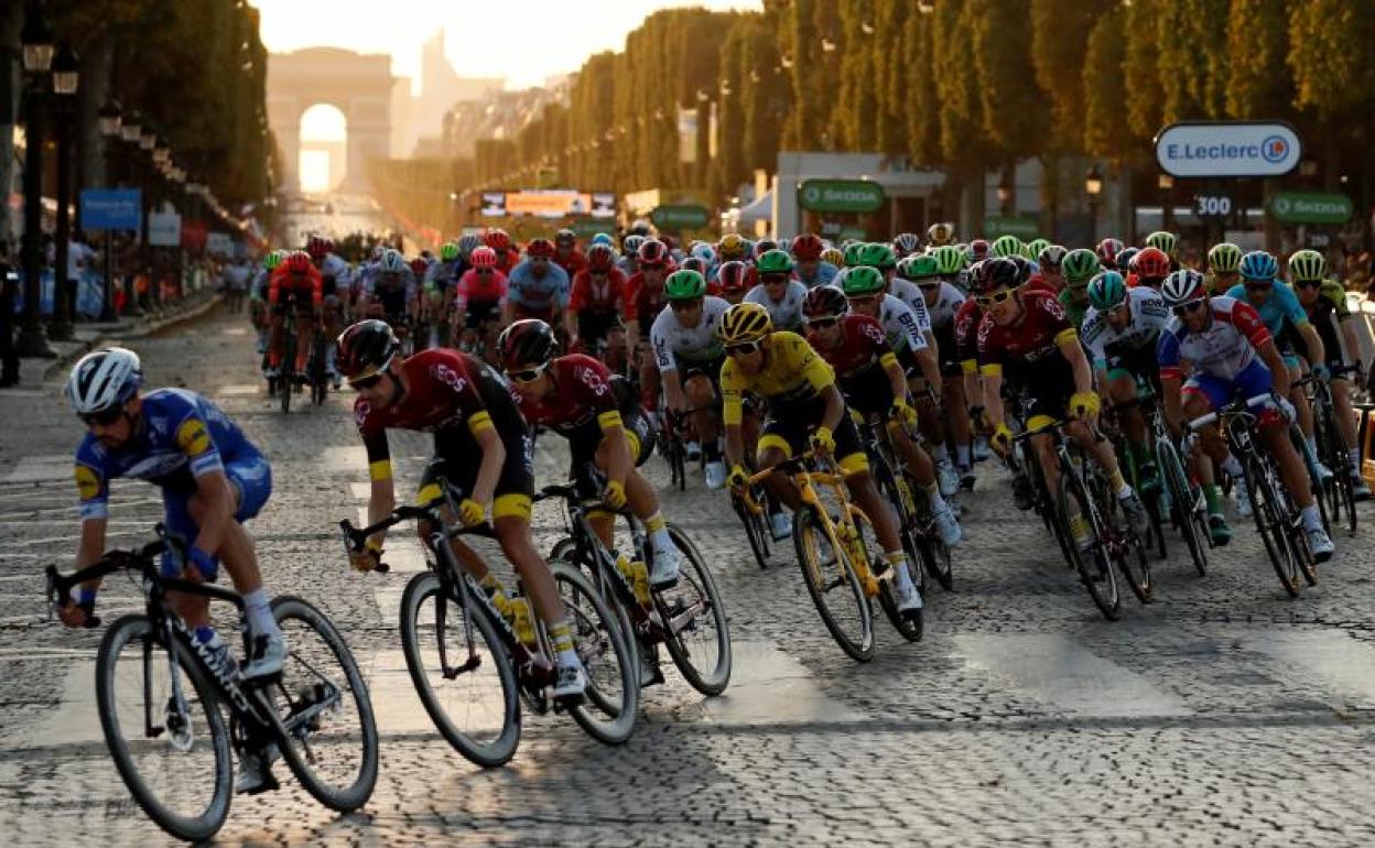 Llegada a los Campos Elíseos de la última edición del Tour de Francia. 