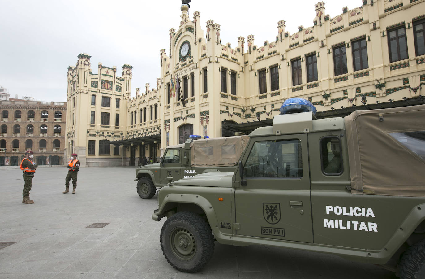 La Unidad Militar de Emergencia (UME) ha comenzado este domingo a realizar «reconocimiento previos» en siete ciudades donde puede haber mayor riesgo de propagación del virus, como Valencia, donde los militares vigilan ya las calles del centro de la ciudad para evitar más contagios entre la población valenciana. 