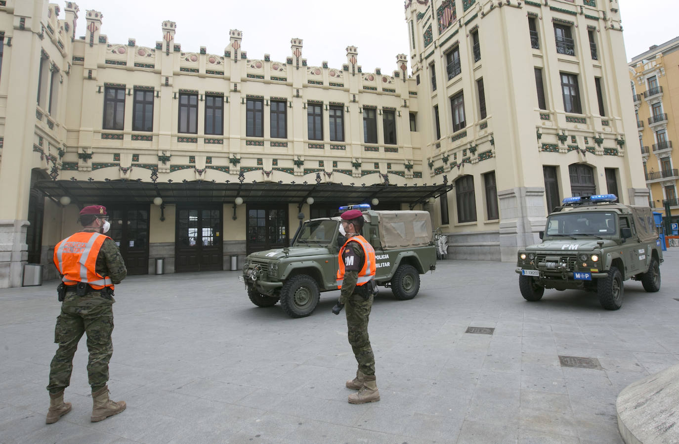 La Unidad Militar de Emergencia (UME) ha comenzado este domingo a realizar «reconocimiento previos» en siete ciudades donde puede haber mayor riesgo de propagación del virus, como Valencia, donde los militares vigilan ya las calles del centro de la ciudad para evitar más contagios entre la población valenciana. 