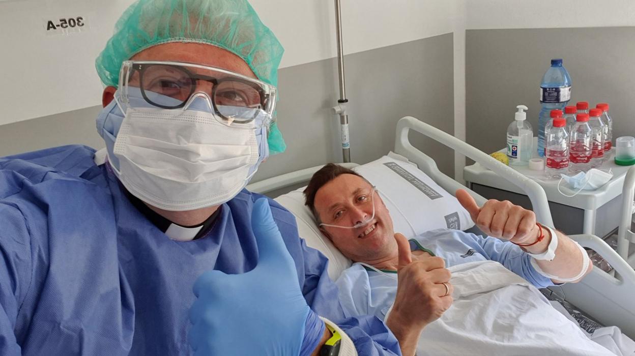 El capellán Juan José Segarra, junto a Salvador en el hospital. avan