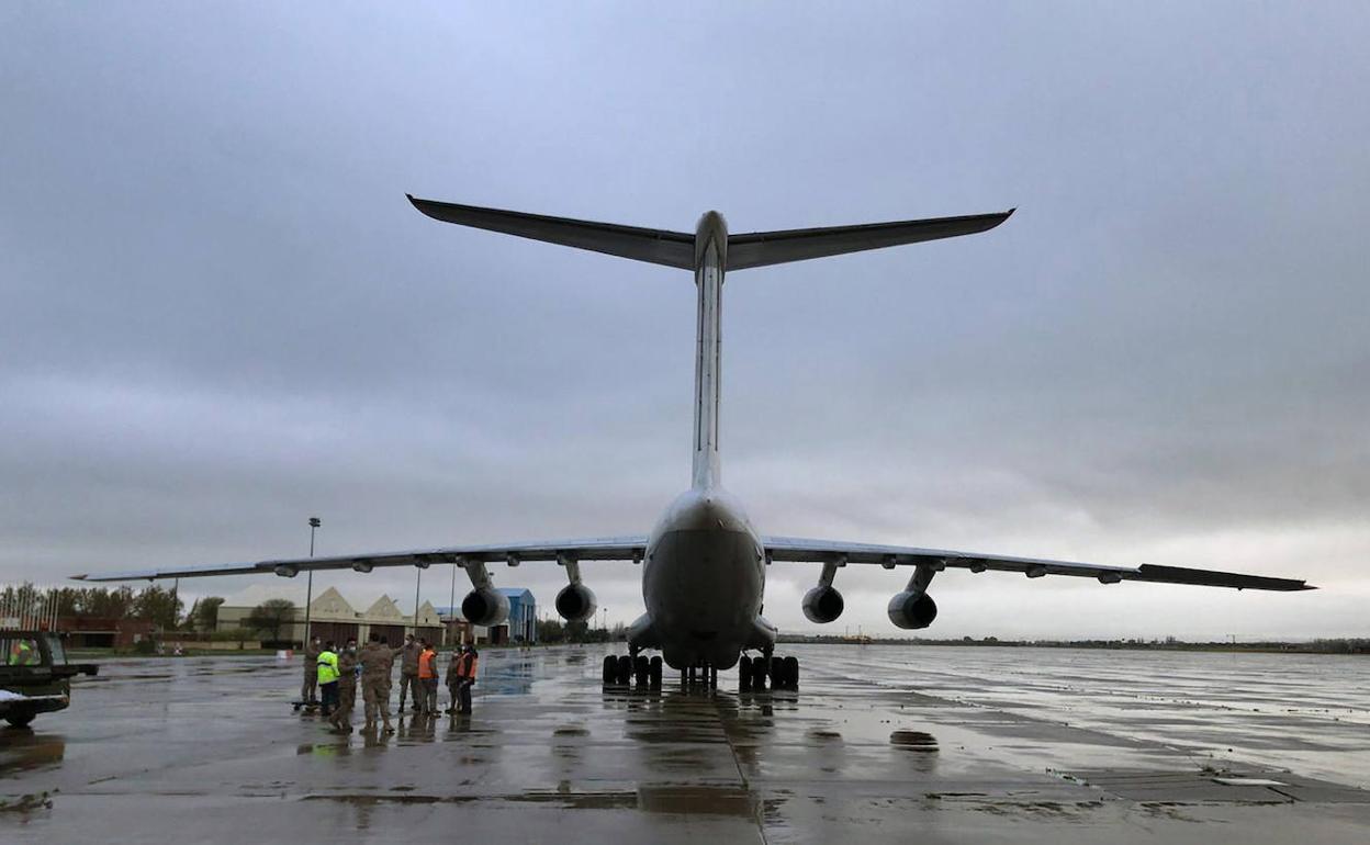 El avión de carga chino procedente de Shanghái, en la pista de la Base de Torrejón (Madrid).