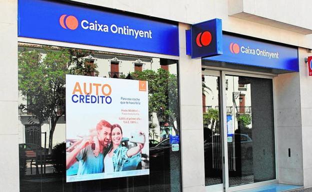 Caixa Ontinyent y el Ayuntamiento de Ontinyent conciertan un crédito al 0% para afrontar los efectos del Covid-19 en la economía local.