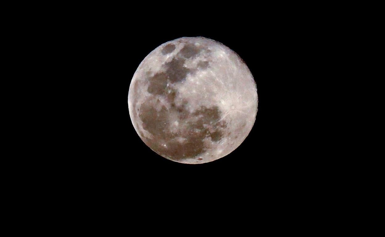 Una imagen de la luna tomada en La Habana, Cuba. 