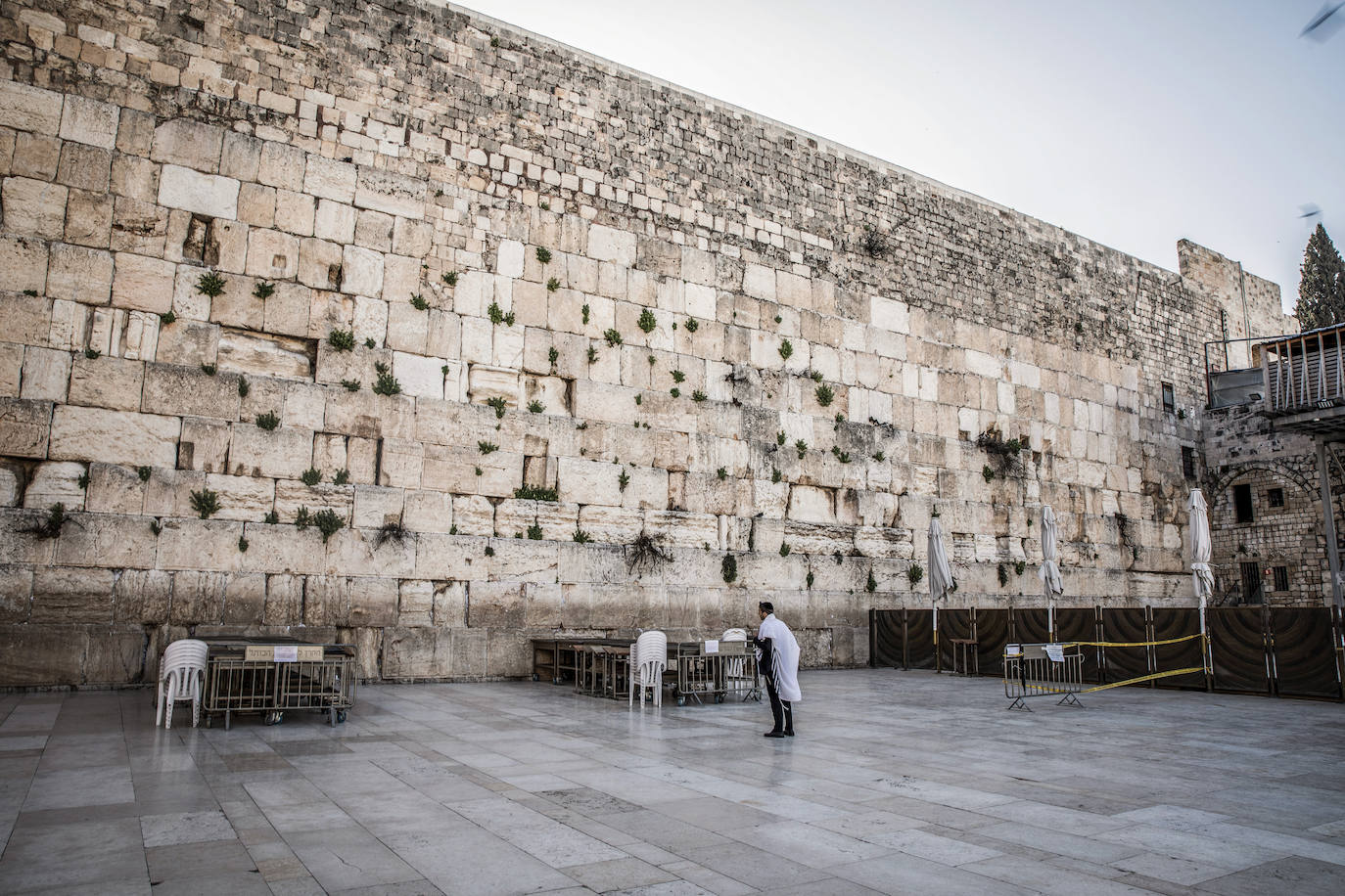 Un grupo de operarios ha limpiado las piedras de este lugar sagrado de Jerusalén, que cada año tocan miles de personas, fundamentalmente judíos pero también visitantes de otras confesiones, para prevenir contagios por coronavirus