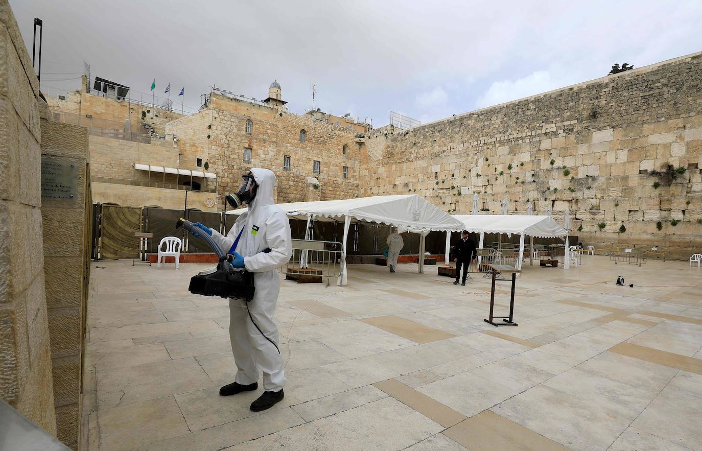 Un grupo de operarios ha limpiado las piedras de este lugar sagrado de Jerusalén, que cada año tocan miles de personas, fundamentalmente judíos pero también visitantes de otras confesiones, para prevenir contagios por coronavirus