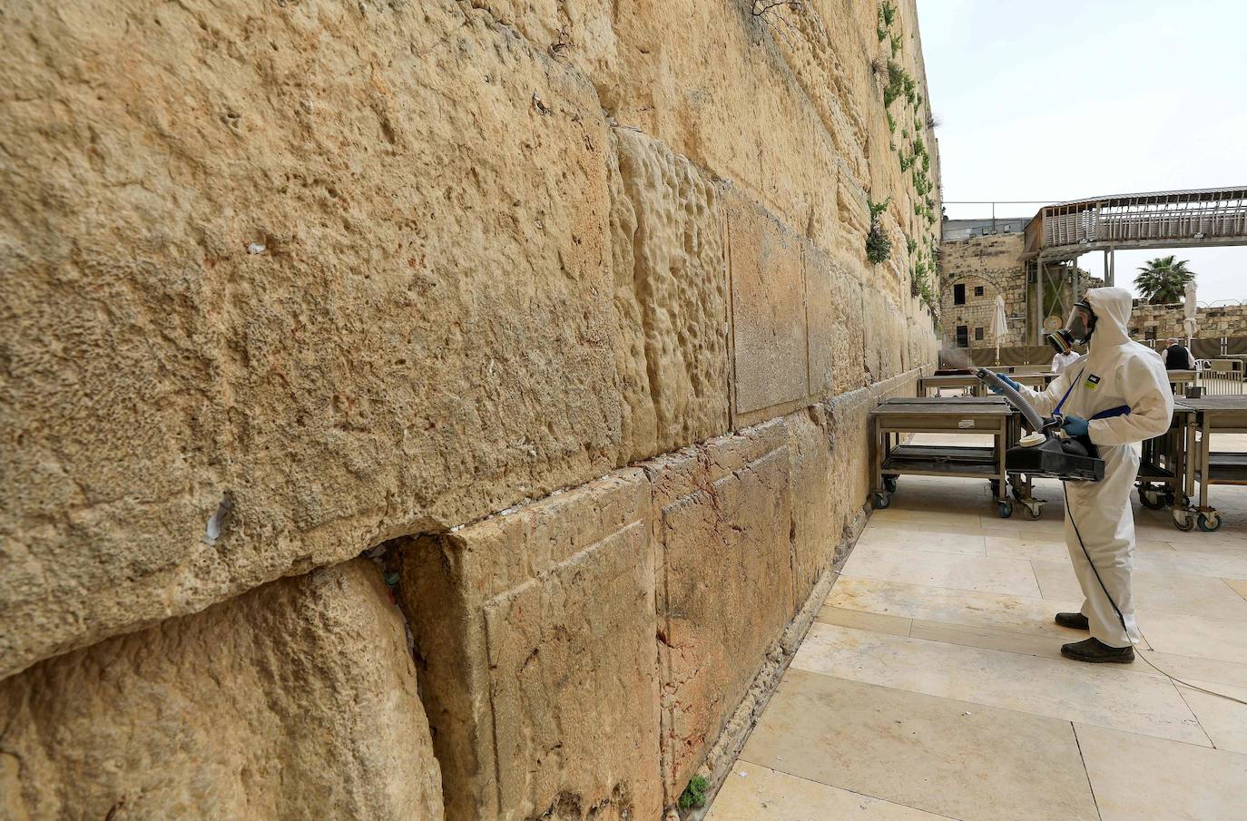 Un grupo de operarios ha limpiado las piedras de este lugar sagrado de Jerusalén, que cada año tocan miles de personas, fundamentalmente judíos pero también visitantes de otras confesiones, para prevenir contagios por coronavirus