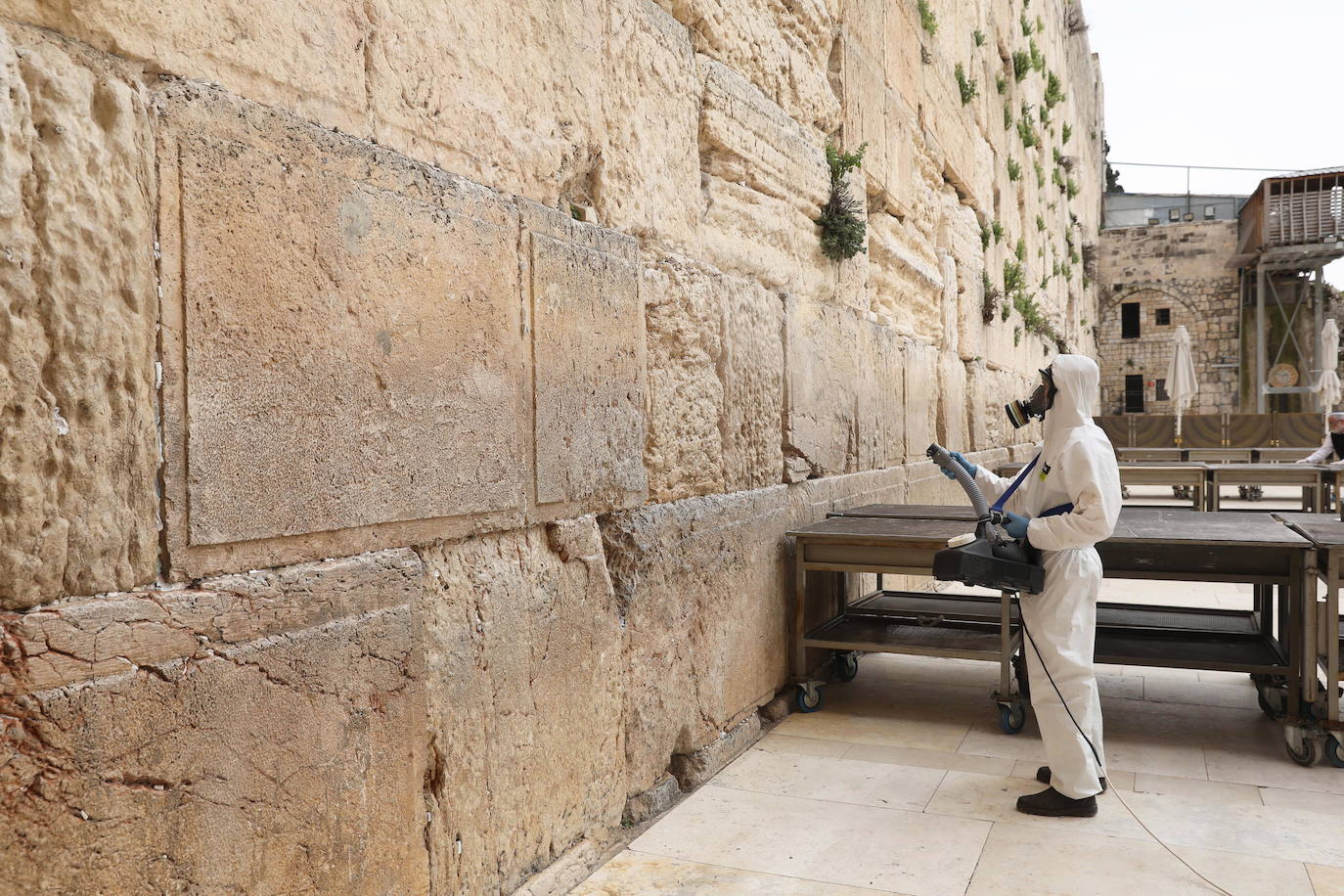 Un grupo de operarios ha limpiado las piedras de este lugar sagrado de Jerusalén, que cada año tocan miles de personas, fundamentalmente judíos pero también visitantes de otras confesiones, para prevenir contagios por coronavirus