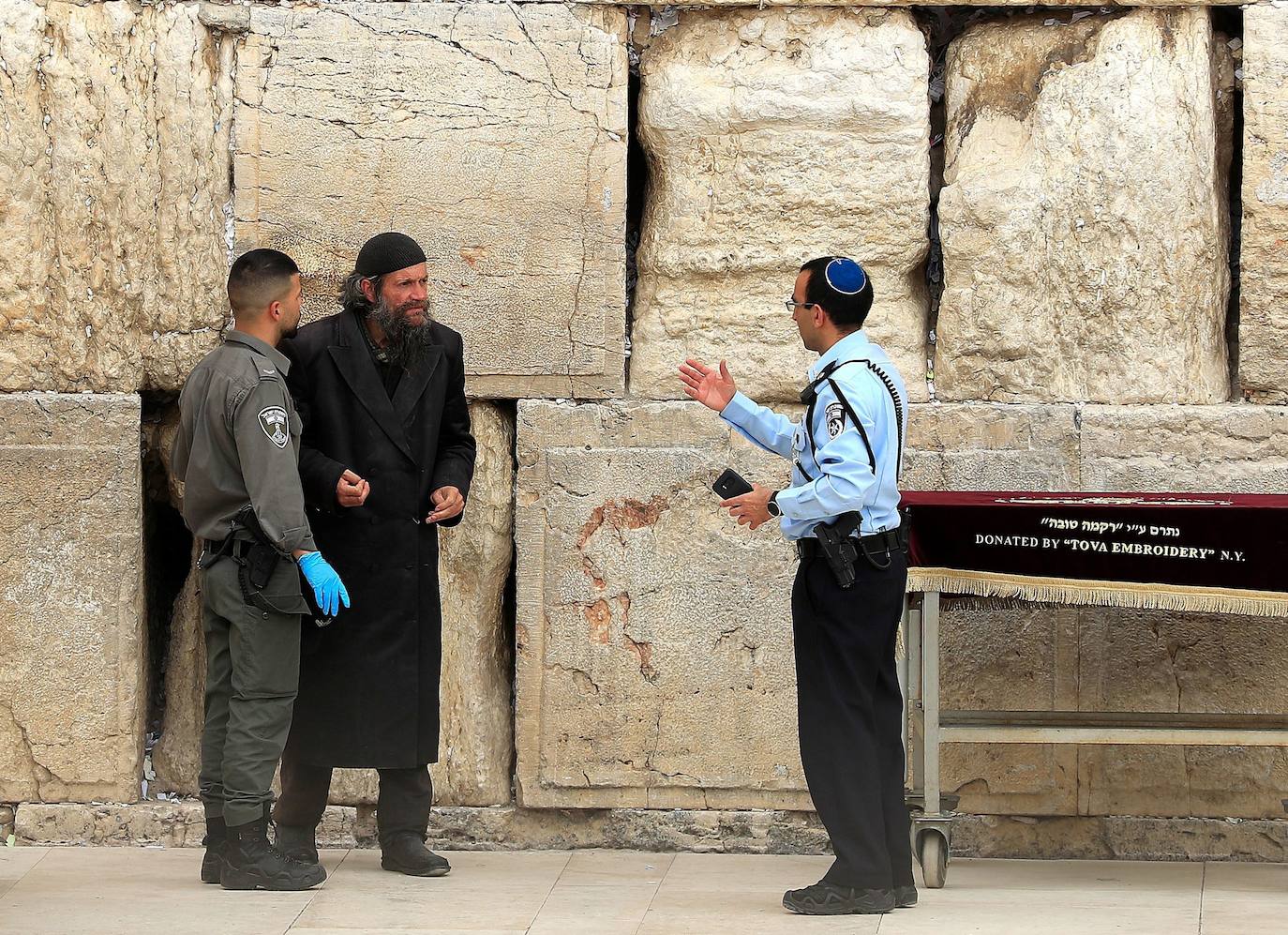 Un grupo de operarios ha limpiado las piedras de este lugar sagrado de Jerusalén, que cada año tocan miles de personas, fundamentalmente judíos pero también visitantes de otras confesiones, para prevenir contagios por coronavirus