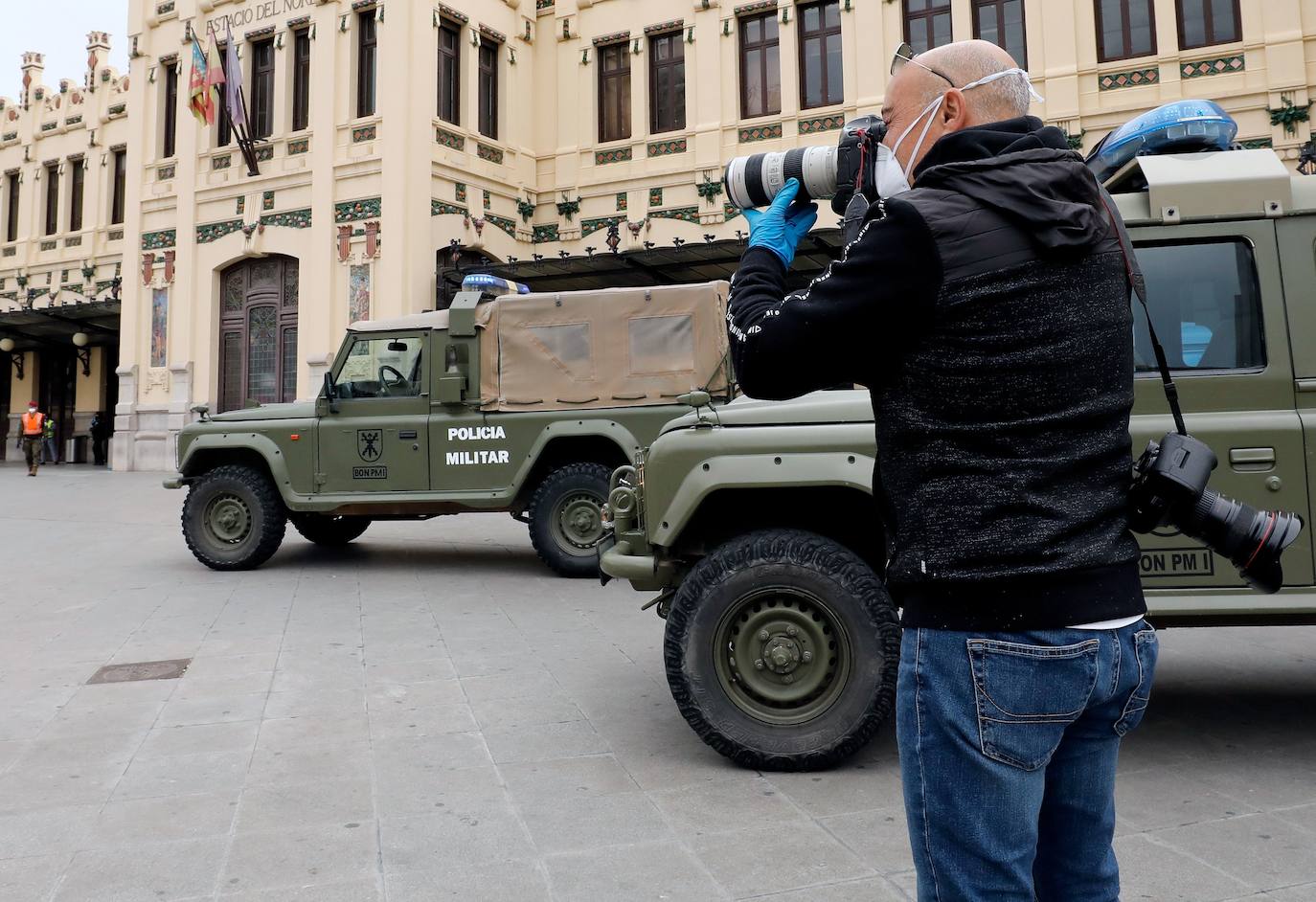 El fotoperiodista de LAS PROVINCIAS Damián Torres, junto a la Policía Militar en la estación del Norte.