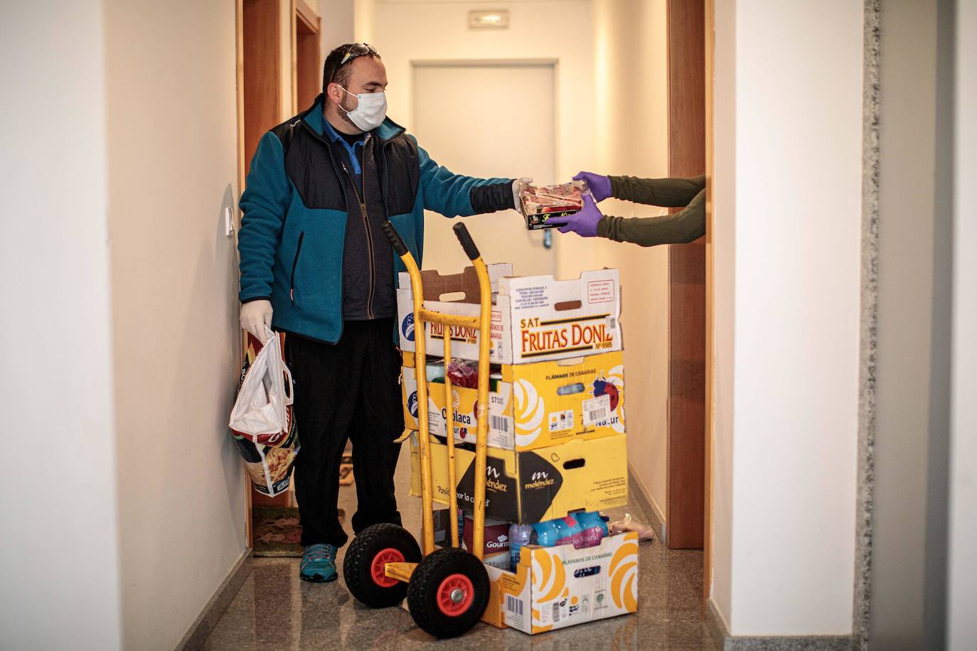 Valencia afronta la tercera semana de estado de alarma por el coronavirus. La ciudad vacía y acciones solidarias en Paterna y Mislata.