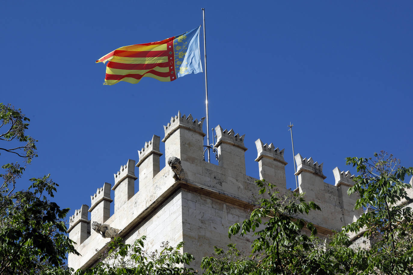 Valencia afronta la tercera semana de estado de alarma por el coronavirus. La ciudad vacía y acciones solidarias en Paterna y Mislata.