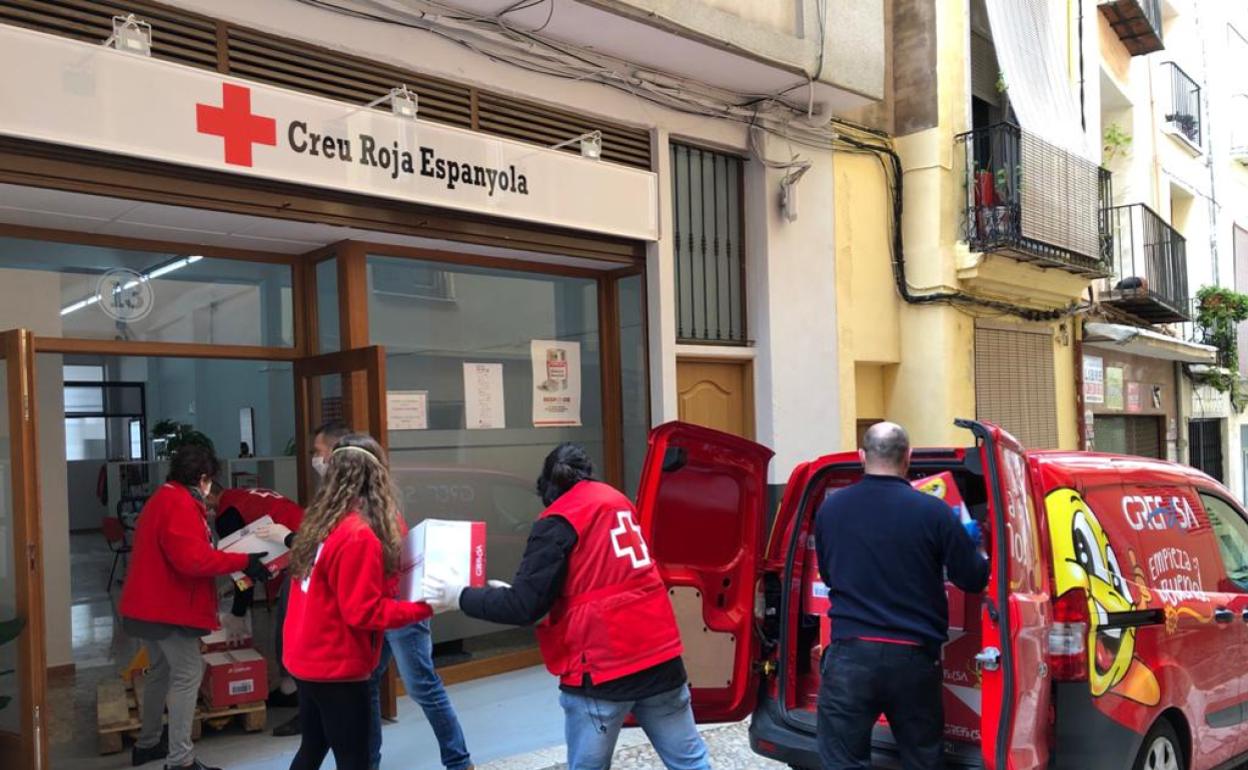 Grefusa entrega su primera donación de productos en la sede local de Cruz Roja Alzira. 