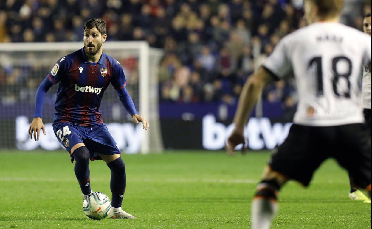 Campaña controla el balón en el derbi contra el Valencia