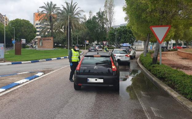 Efectivos de la Guardia Civil realizando controles en la entrada a Oliva. 