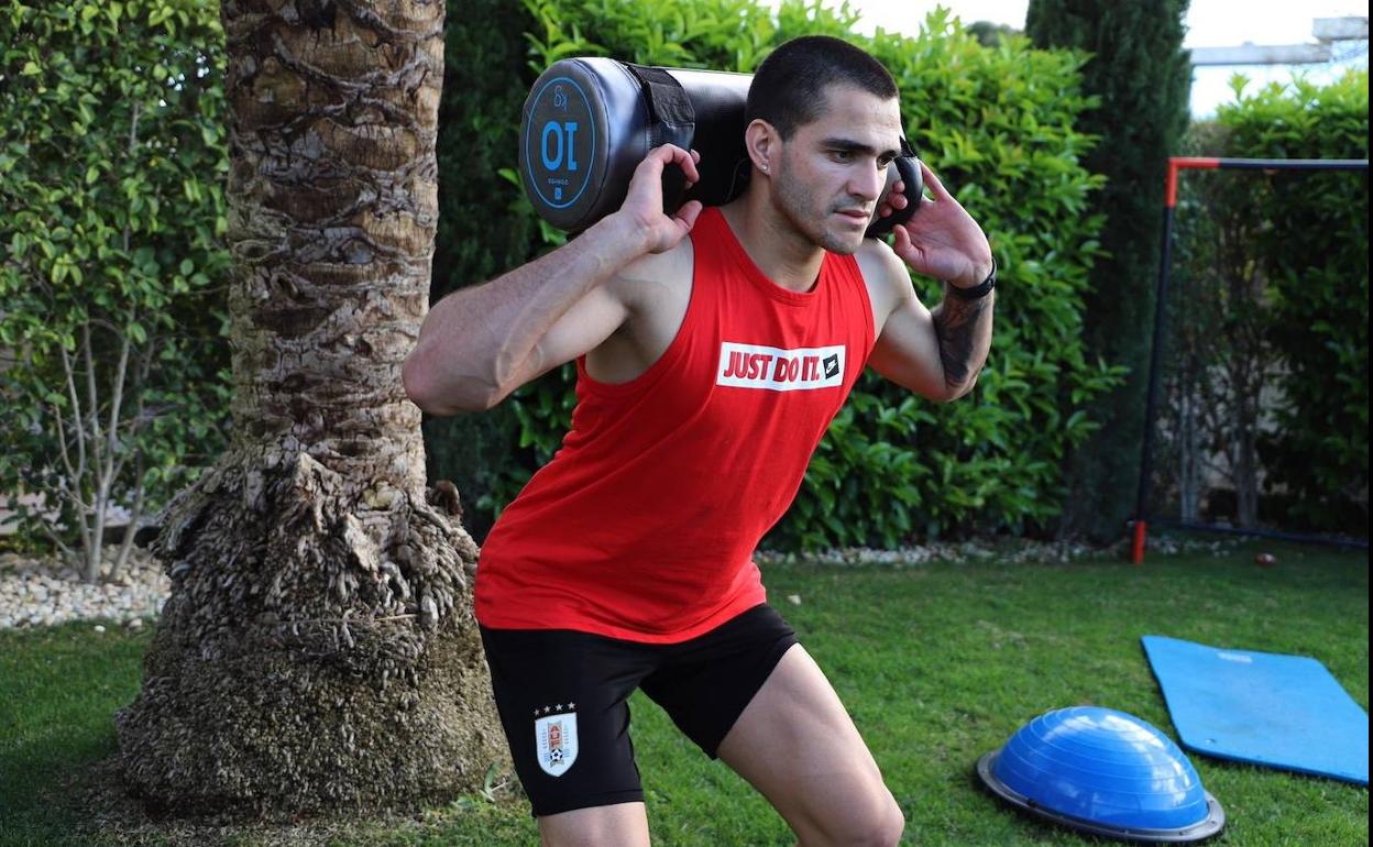 Maxi Gómez, entrenando en su domicilio