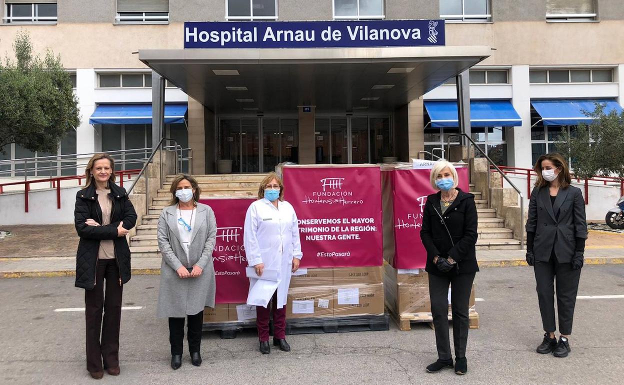 Entrega del material en el Hospital Arnau de Vilanova.