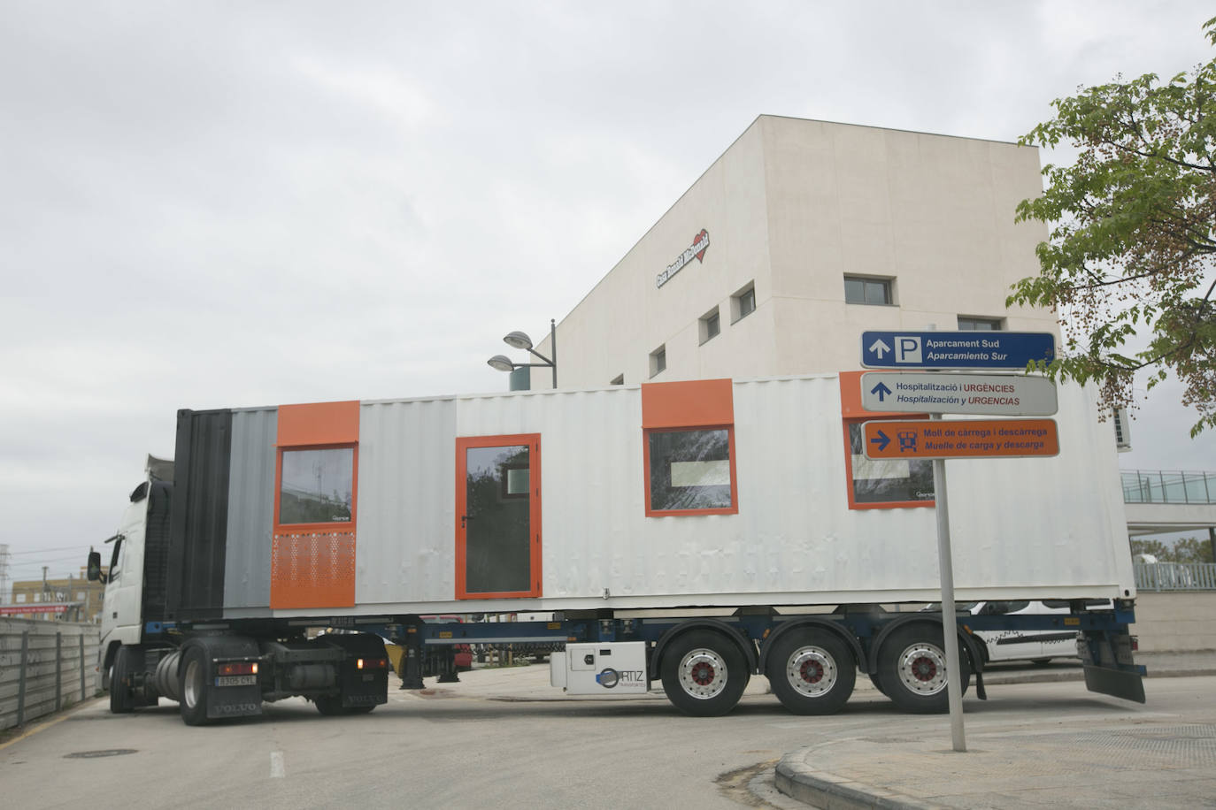 Obras para preparar el hospital de campaña junto a La Fe, en la segunda semana de estado de alarma.