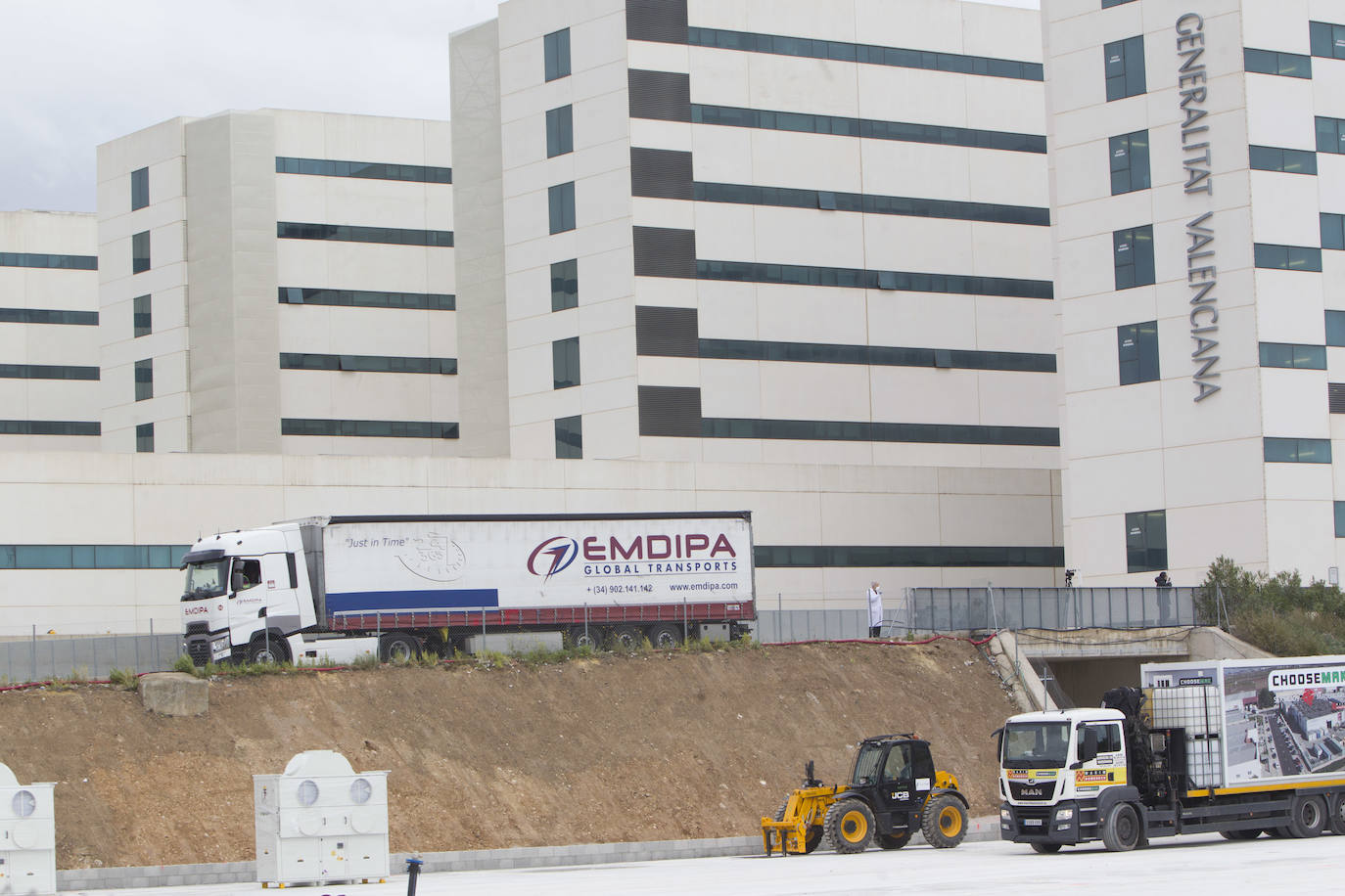 Obras para preparar el hospital de campaña junto a La Fe, en la segunda semana de estado de alarma.