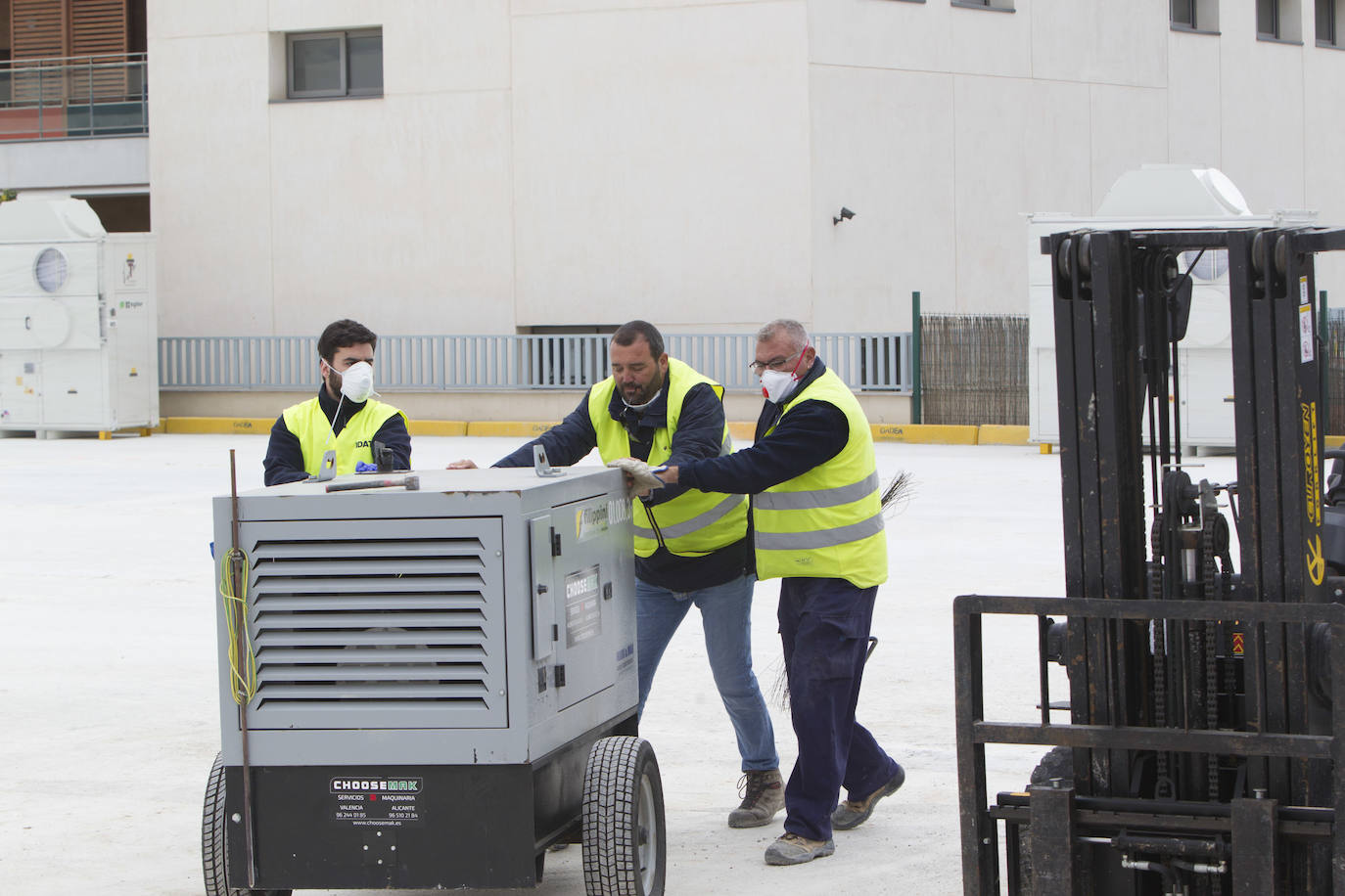 Obras para preparar el hospital de campaña junto a La Fe, en la segunda semana de estado de alarma.