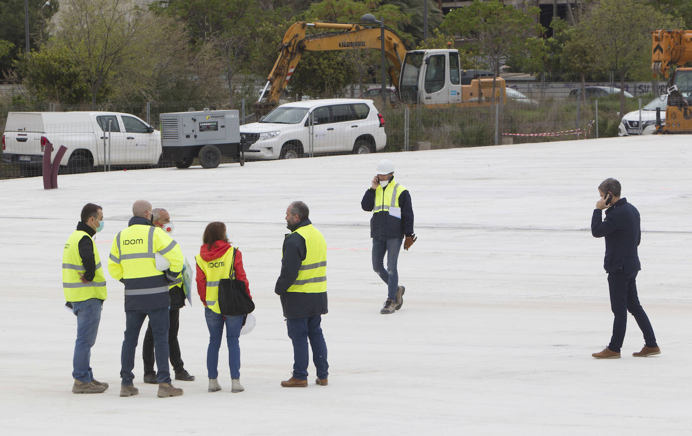 Obras para preparar el hospital de campaña junto a La Fe, en la segunda semana de estado de alarma.