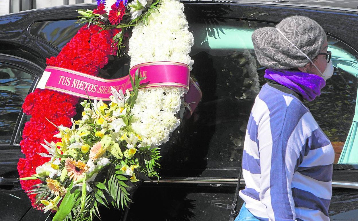 Un coche fúnebre en el Cementerio General de Valencia, este viernes.