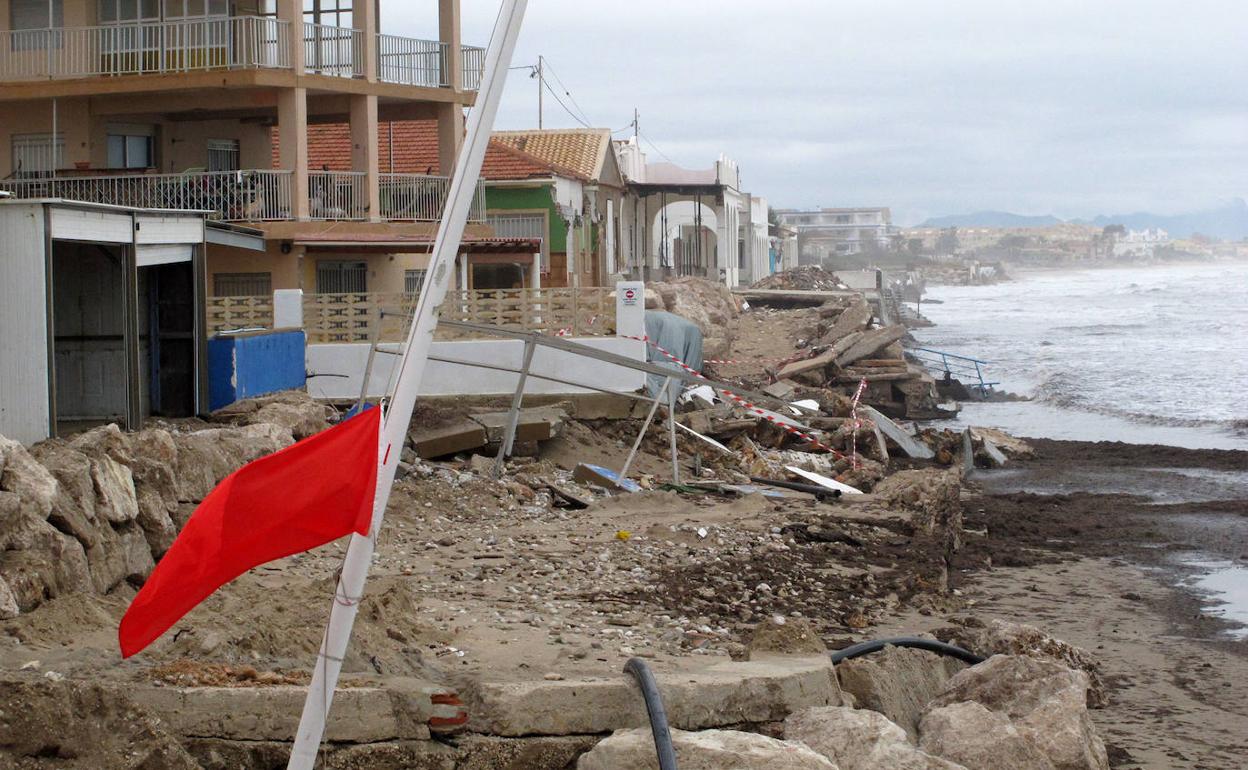 La dañada playa de Les Deveses, en Dénia, con bandera roja. 