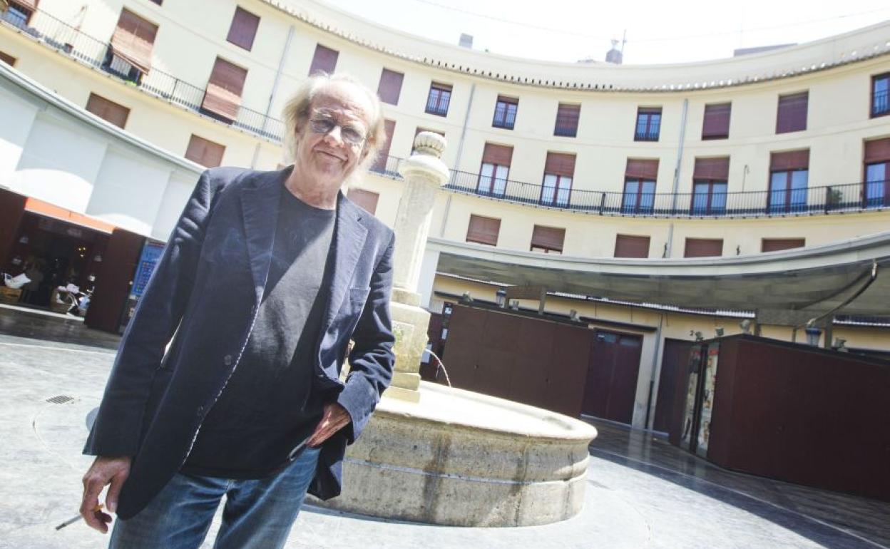 Luis Eduardo Aute, en la plaza Redonda de Valencia.