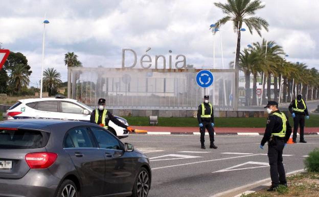 Un control de la Policía Local de Dénia en la CV-725, a la entrada a la ciudad