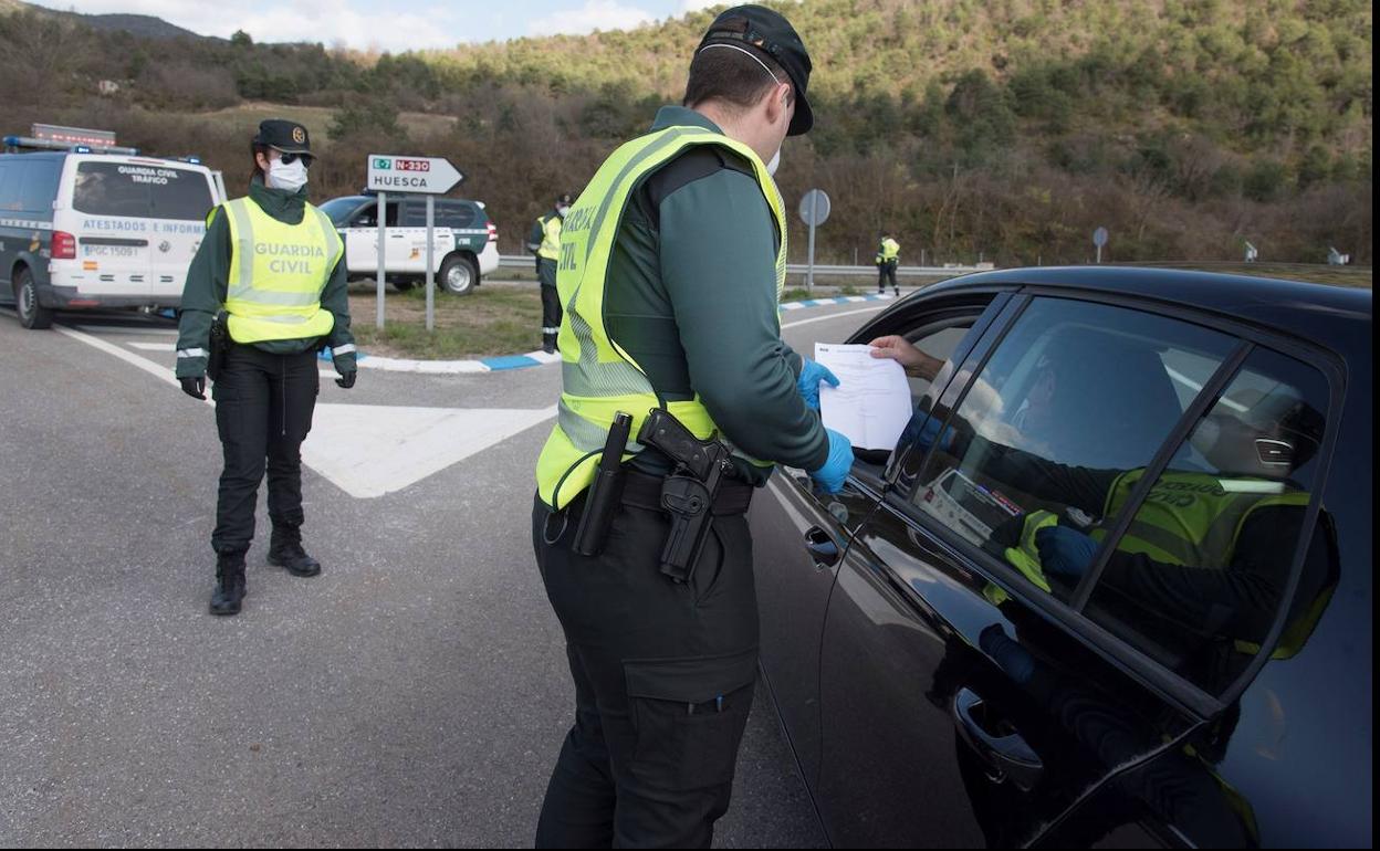 Efectivos de la Guardia Civil durante un control de tráfico.